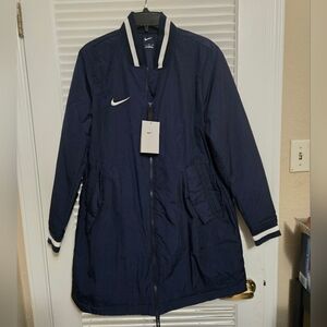 NWT Nike baseball stock dugout jacket is a must-have for any fan of the sport.